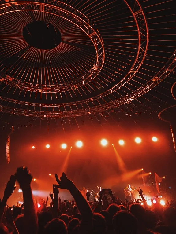 Concert en intérieur, photo prise depuis la foule