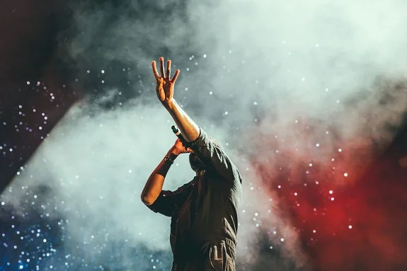 chanteur pendant un concert