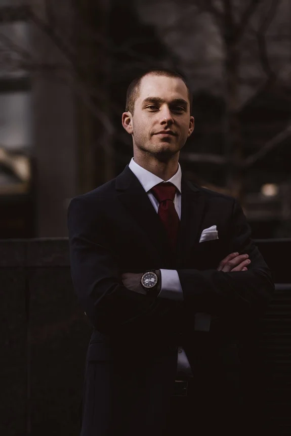 portrait d'un jeune homme d'affaire en costume