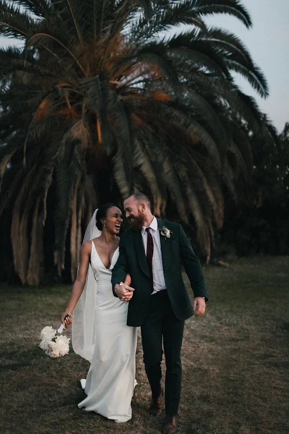 couple de marié en costume et robe
