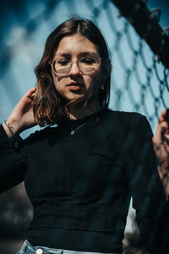 portrait d'une jeune femme à lunettes